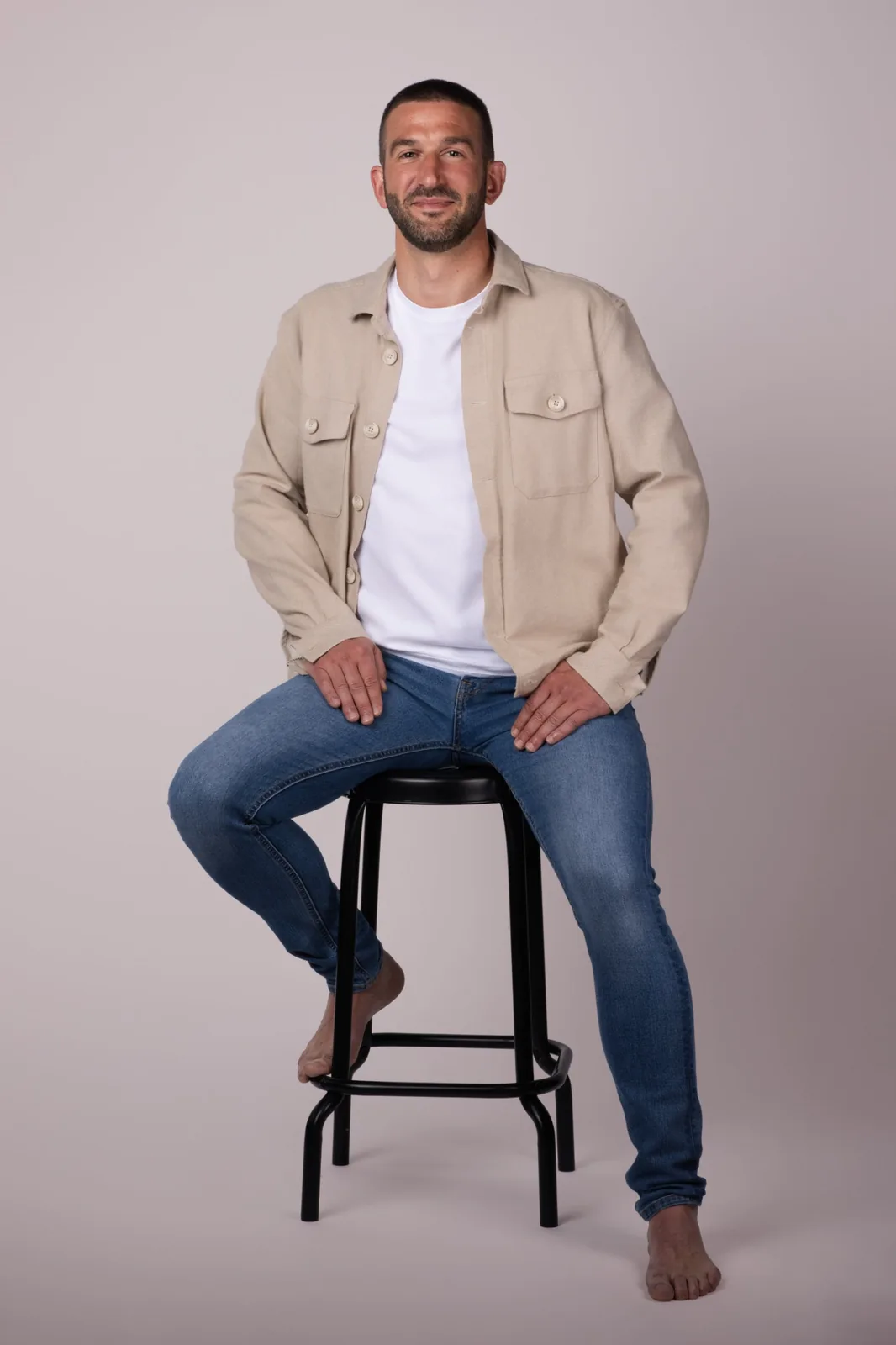 Portrait d’homme assis sur un tabouret, veste beige