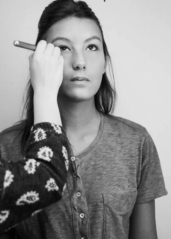 Séance maquillage en coulisses, noir et blanc