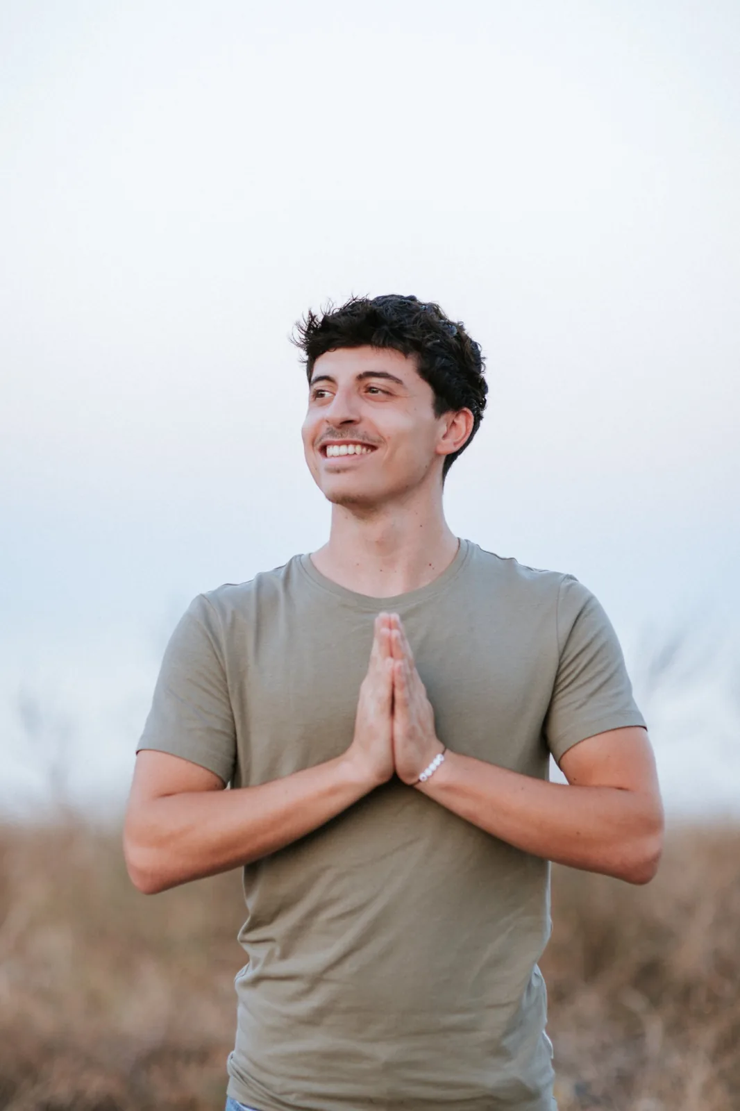 Portrait d’homme souriant en extérieur