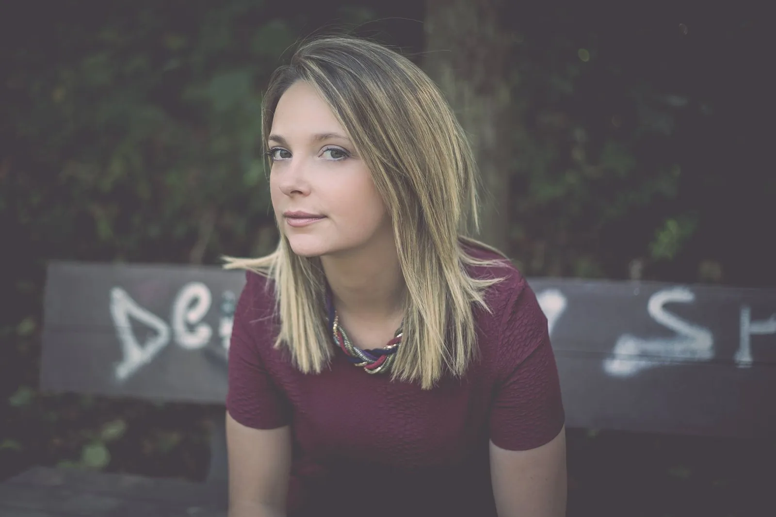 Portrait sur un banc, haut bordeaux