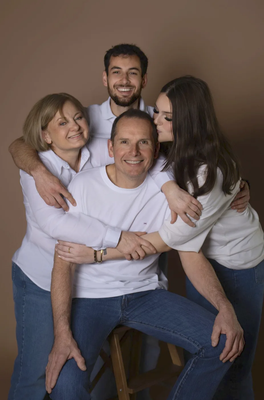 Grande famille réunie au studio, embrassades et sourires, tenues blanches et jean