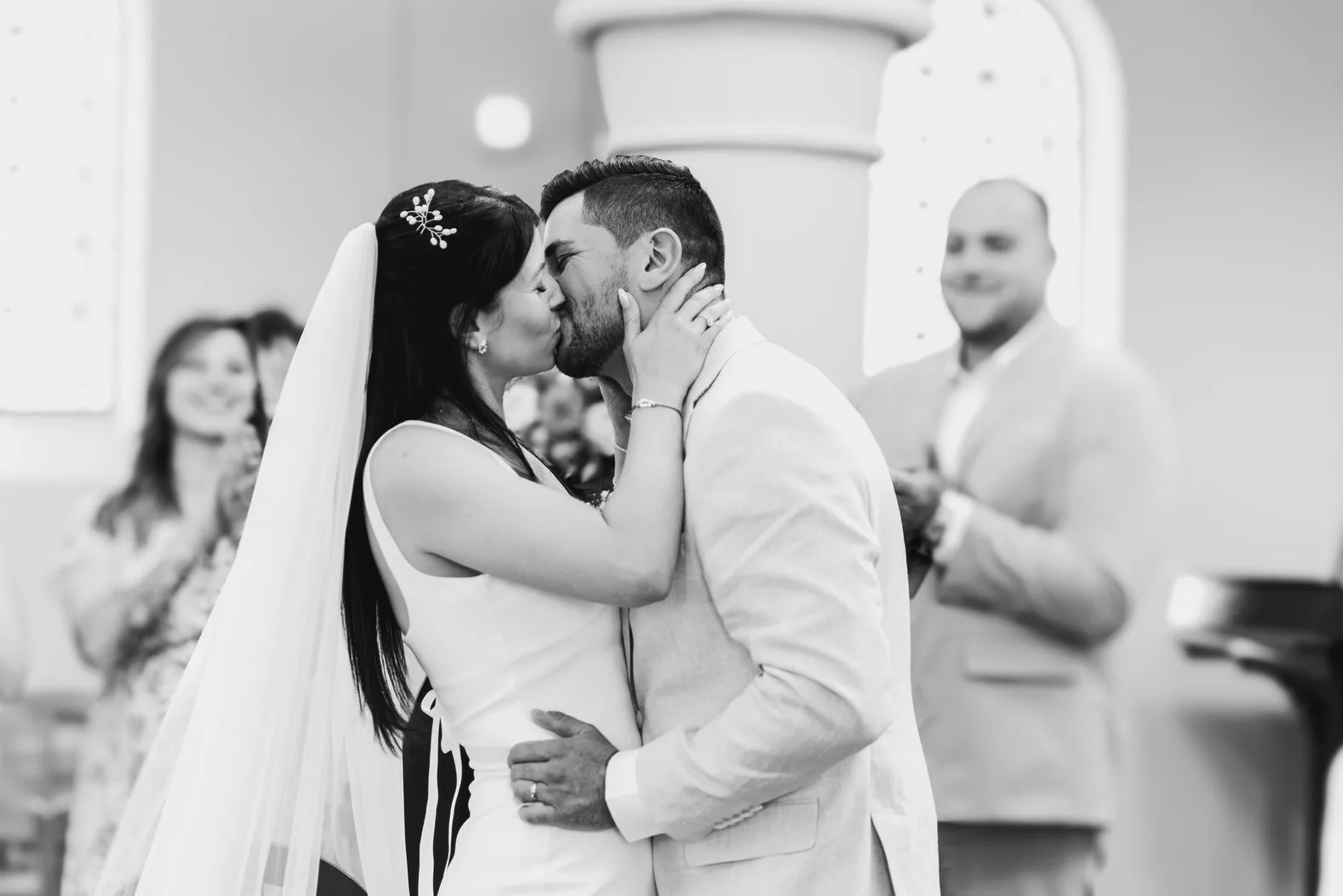 Baiser des mariés en noir et blanc
