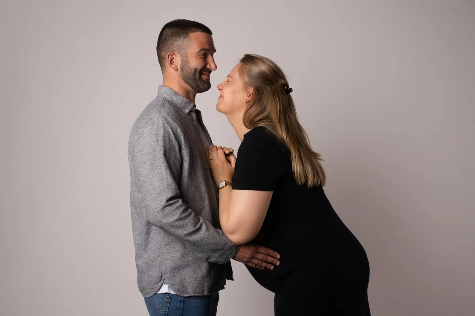 Futurs parents complices, rire nez à nez