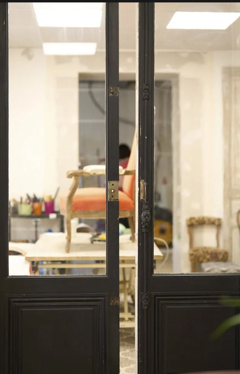 Portes vitrées anciennes ouvrant sur l'atelier de tapisserie