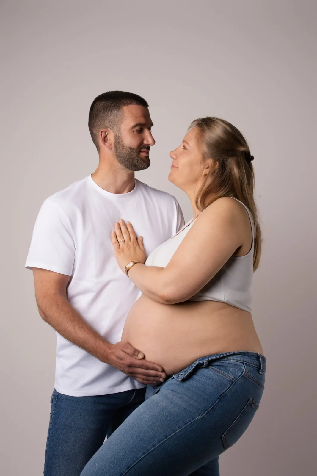 Futurs parents en jean, main sur le ventre