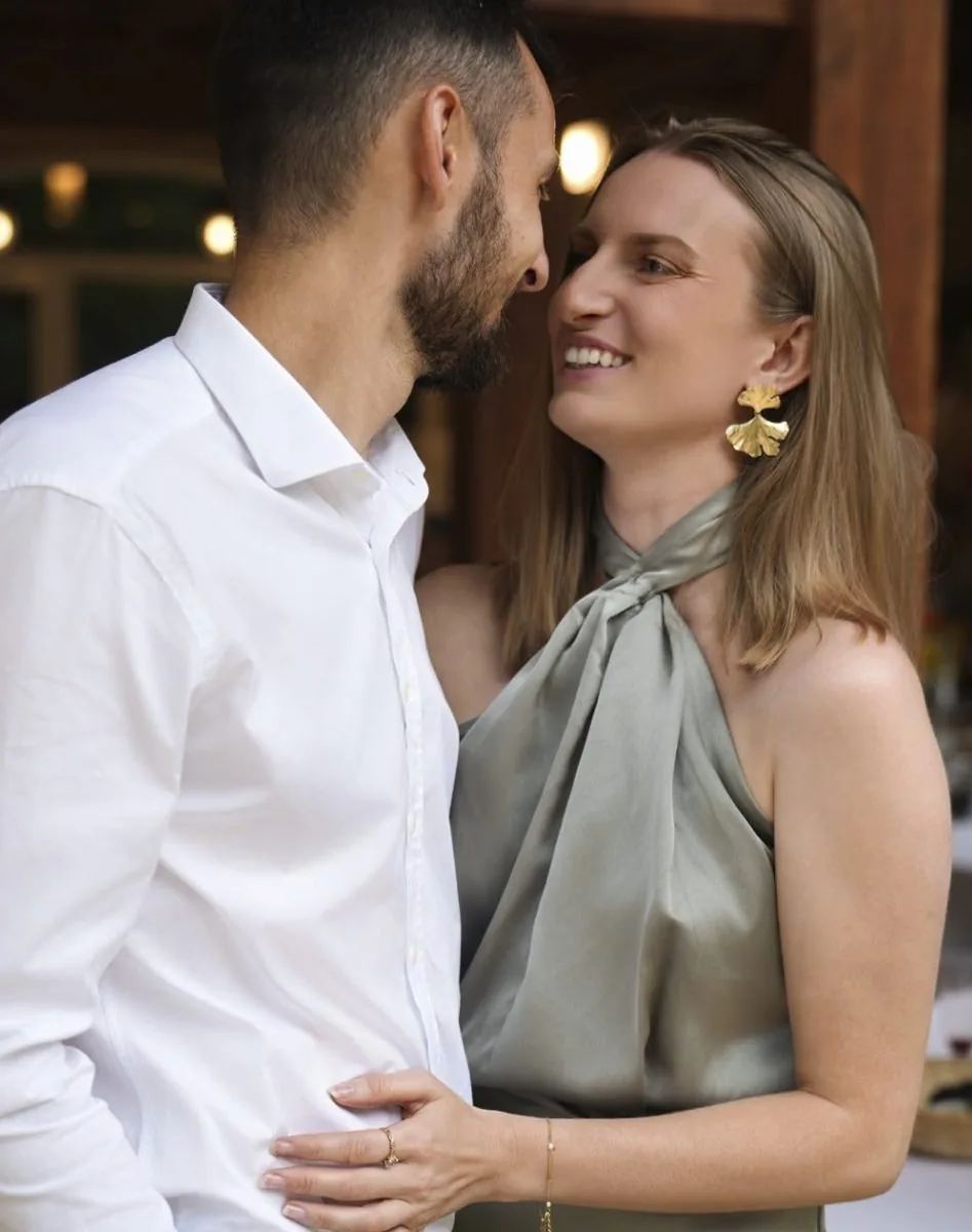 Couple complice en extérieur, robe satinée vert sauge