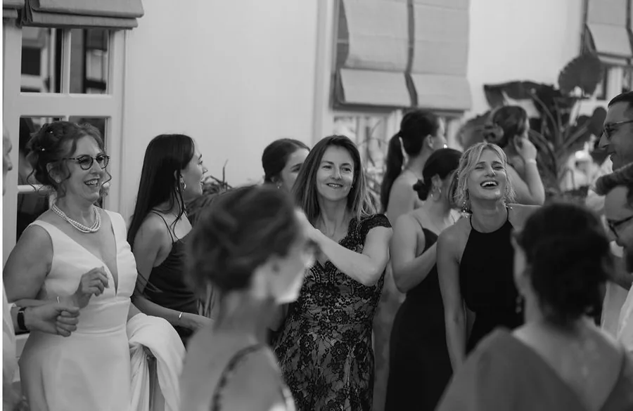 Invités qui dansent et rient, en noir et blanc